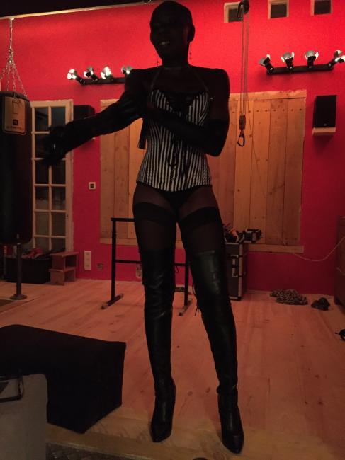 Tendre maitresse pour jeux intense